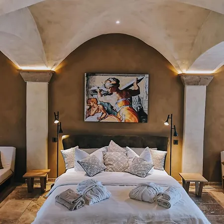 With Private Pool, Garden Apartment *